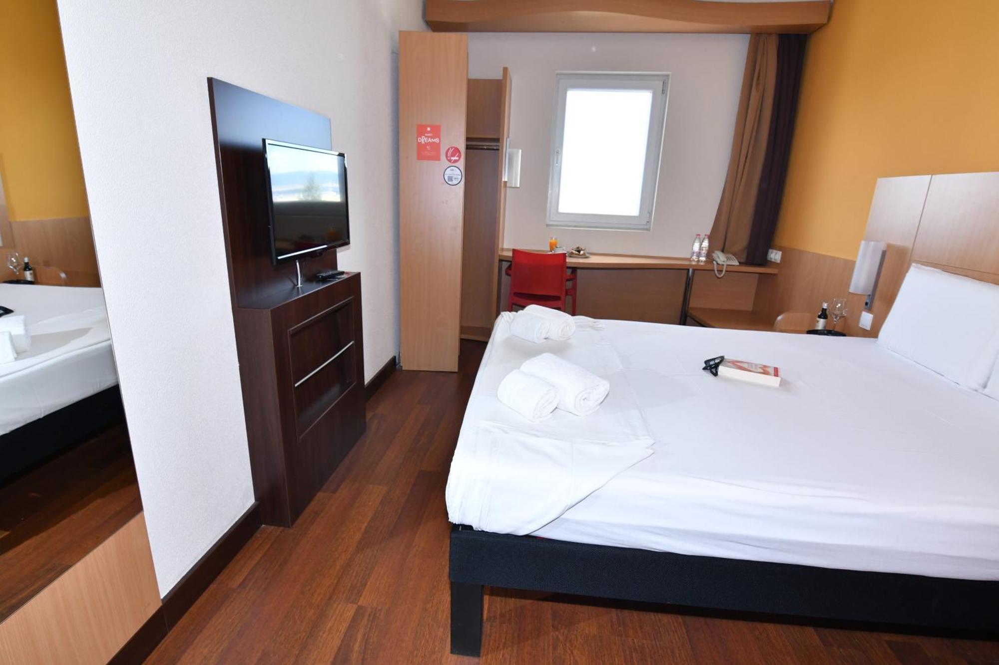 Ibis Airport